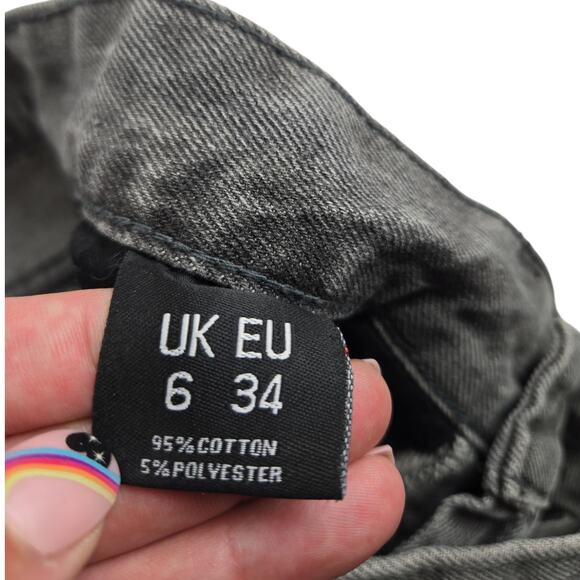 PrettyLittleThing | Grey, Distressed Jeans w/Eyes Stenciled on Pockets | Size 2 - Picture 4 of 6